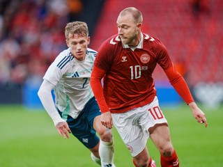 Christian Eriksen (vpravo) a Ethan Galbraith v prípravnom zápase Dánsko - Severné Írsko.