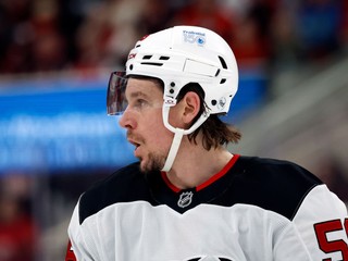 Hokejista Erik Haula v drese New Jersey Devils.