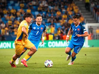 Tomáš Suslov a Artur Gajdoš v zápase Slovensko - Rumunsko na EURO U21. 