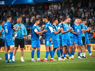 Slovenskí futbalisti sa lúčia s fanúšikmi po zápase Slovensko - Rumunsko na EURO U21. 