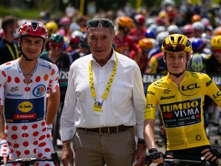 V strede bývalý belgický cyklista Eddy Merckx.