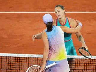 Aryna Sabalenková (vpravo) a Iga Swiateková po semifinále Roland Garros 2025.