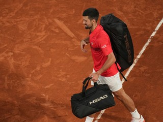 Srbský tenista Novak Djokovič opúšťa kurt po prehre v semifinále Roland Garros 2025.