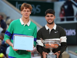 Jannik Sinner a Carlos Alcaraz po finále Roland Garros 2025.