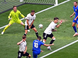 Kylian Mbappé strieľa gól v zápase Nemecko - Francúzsko v súboji o bronz v Lige národov UEFA.
