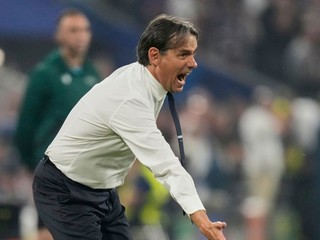 Tréner Simone Inzaghi na lavičke Interu Miláno.