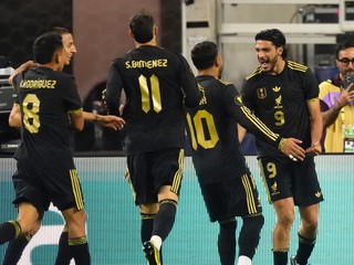 Futbalisti Mexika oslavujú gól v zápase proti Dominikánskej republike.