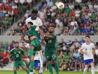Patrick Agyemang (hore), Abdulelah Alamri a Ali Majrashi v zápase USA - Saudská Arábia na turnaji CONCACAF Gold Cup 2025.