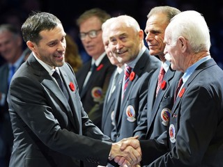 Pavel Daciuk počas uvedenia do Siene slávy NHL v roku 2024.