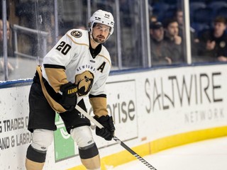 Jonny Tychonick v drese Newfoundland Growlers.