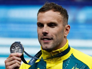 Kyle Chalmers so striebornou medailou na OH 2024 v Paríži.