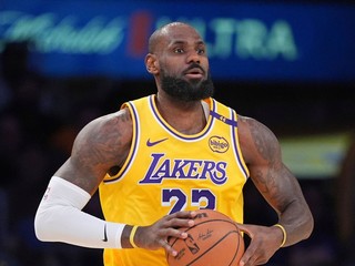 LeBron James v drese Los Angeles Lakers.