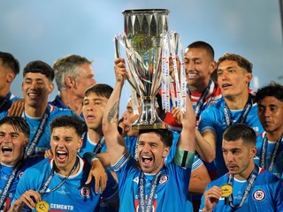 Futbalisti Cruz Azul oslavujú víťazstvo vo finále CONCACAF Champions Cup.