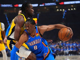 Basketbalista Oklahomy City Jalen Williams v súboji s Aaronom Nesmithom vo finále NBA 2025.
