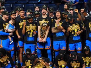 Hráči Oklahoma City oslavujú zisk titulu