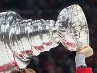 Sam Reinhart bozkáva Stanley Cup.