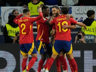 Na snímke španielski futbalisti oslavujú gól.