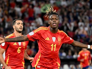 Hráč Španielska Nico Williams sa raduje z gólu proti Francúzsku.