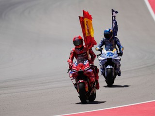 Bratia Alex Márquez (vpravo) a Marc Márquez po Veľkej cene Aragónska 2025.