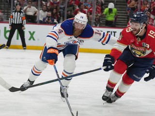 Mattias Ekholm a Matthew Tkachuk.