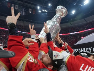 Hráči Floridy oslavujú zisk Stanley Cupu