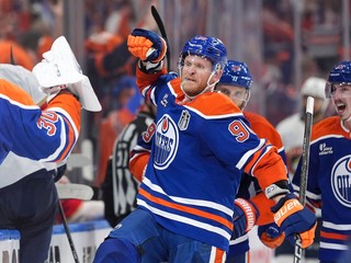 Hokejista Edmontonu Corey Perry sa teší z gólu.
