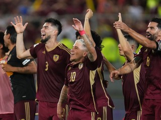 Venezuelskí futbalisti sa tešia z výhry 2:0 nad Bolíviou.