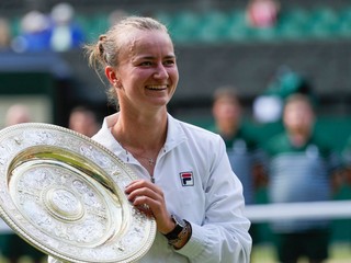 Barbora Krejčíková s víťaznou trofejou v roku 2024. 