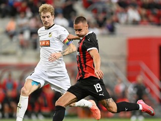 Timotej Kudlička a kapitán Häckenu Simon Gustafson počas zápasu 1. predkola Európskej ligy medzi FC Spartak Trnava a BK Häcken.