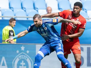 Tigran Barseghjan (vľavo) a Pedro Bravo počas prípravného zápasu ŠK Slovan Bratislava - FC Midtjylland na Tehelnom poli.
