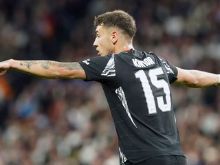 Obranca Jakub Kiwior v drese londýnskeho Arsenalu. 