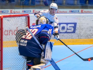 Adam Kundrát (Slovensko), Alex Thomas (USA) počas zápasu Slovensko - USA na MS v hokejbale do 20 rokov 2025. 