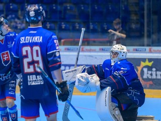 Slovenskí hokejbalisti do 20 rokov smútia po prehre.