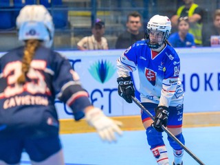 Ruby Cavistonová (USA) a Nela Lopušanová (Slovensko) počas zápasu Slovensko - USA na MS v hokejbale žien U20 2025.
