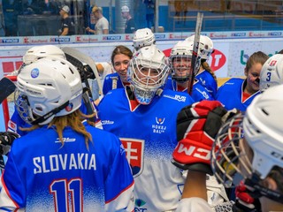 Slovenské hokejbalistky sa tešia z výhry nad USA 3:1 na MS v hokejbale žien do 20 rokov 2025. 
