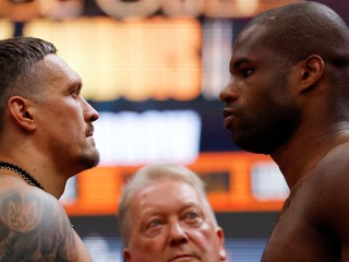 Oleksandr Usyk a Daniel Dubois počas váženia.