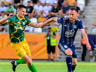 Zľava Jegor Zubovič (Neman Grodno) a Dávid Gallovič (Košice) počas prvého zápasu 2. predkola Konferenčnej ligy.