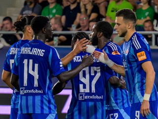 Na snímke hráči Slovana sa tešia z gólu .