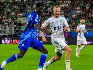 Na snímke zľava Alasana Yirajang (Slovan) a Michal Sipľak (Prešov) bojujú o loptu počas zápasu 1. kola Niké ligy vo futbale FC Tatran Prešov - ŠK Slovan Bratislava.