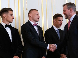 Slovenskí futbaloví reprezentanti do 21 rokov, zľava Artur Gajdoš, Nino Marcelli, Tomáš Suslov, a prezident SR Peter Pellegrini počas prijatia v Prezidentskom paláci.