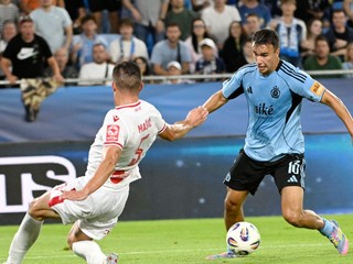 Na snímke vpravo David Strelec (Slovan).