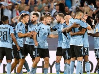 Na snímke radosť hráčov Slovana po strelení druhého gólu