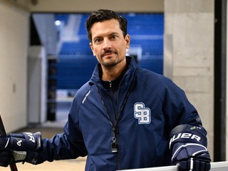 Tréner HC Slovan Brad Tapper. 