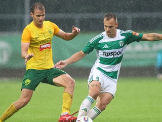 Zľava Aleksandre Narimanidze (Žilina) a Adam Morong (Skalica)