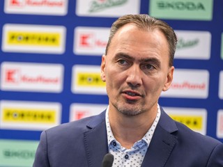 Miroslav Šatan počas tlačovej konferencie SZĽH.