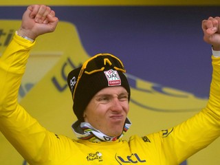 Tadej Pogačar v žltom drese po 18. etape na Tour de France 2025.