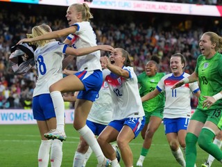 Angličanky sa tešia po triumfe po finálovom zápase Anglicko - Španielsko na ME vo futbale žien v Bazileji 2025.
