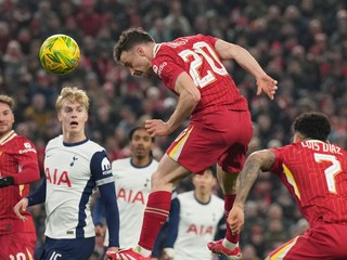 Diogo Jota s číslom 20 hlavičkuje v zápase Liverpool FC - Tottenham Hotspur v semifinále anglického Ligového pohára vo februári 2025.