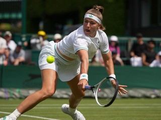 Karolína Muchová v plnom nasadení počas zápasu Wimbledonu 2025.