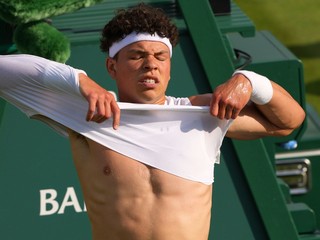 Ben Shelton v zápase 1. kola na grandslamovom turnaji Wimbledon 2025.